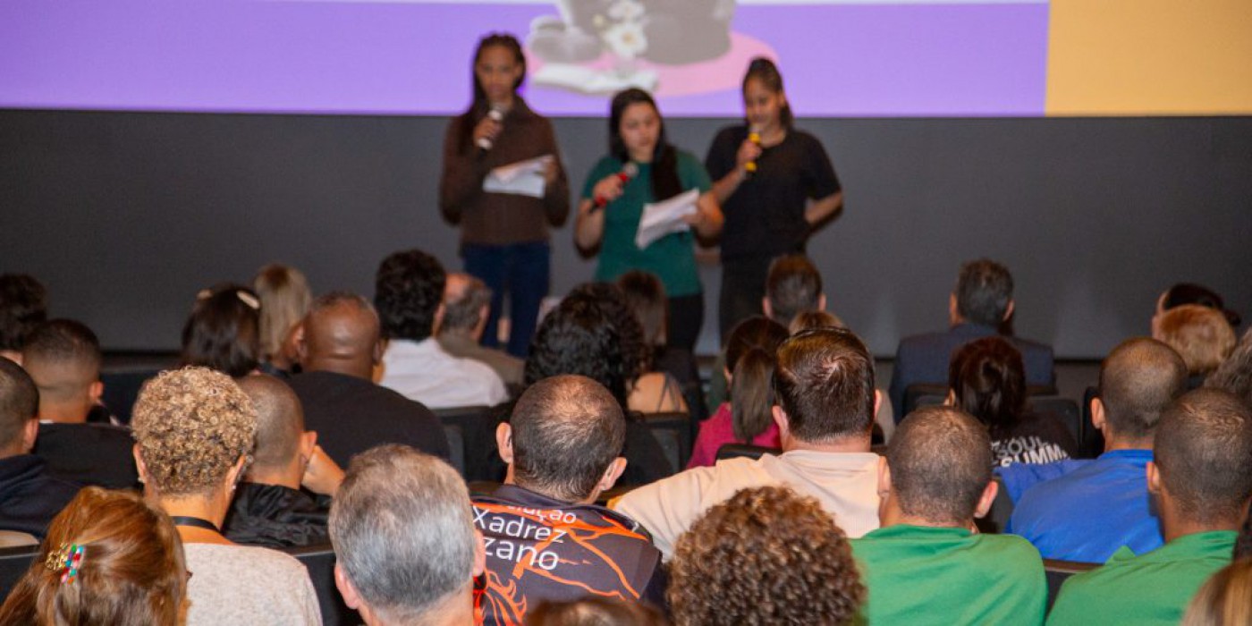 Adolescentes apresentam produções literárias durante evento no Museu da Língua Portuguesa (Divulgação/FCASA)