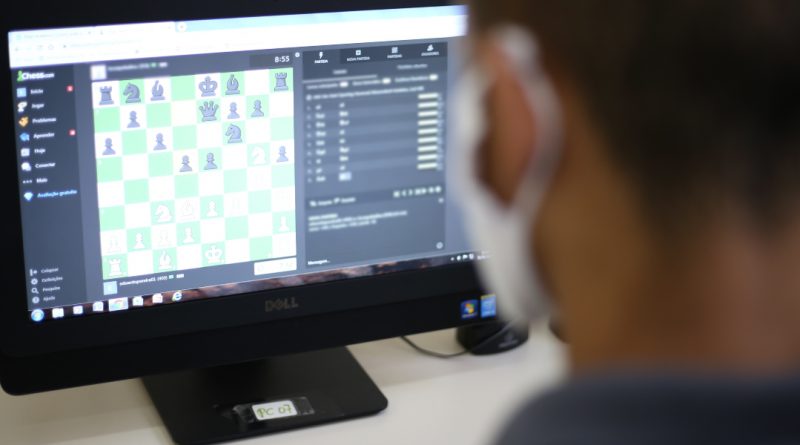 Jovens do CASA Juquiá jogam com Grande Mestre do xadrez – Fundação CASA