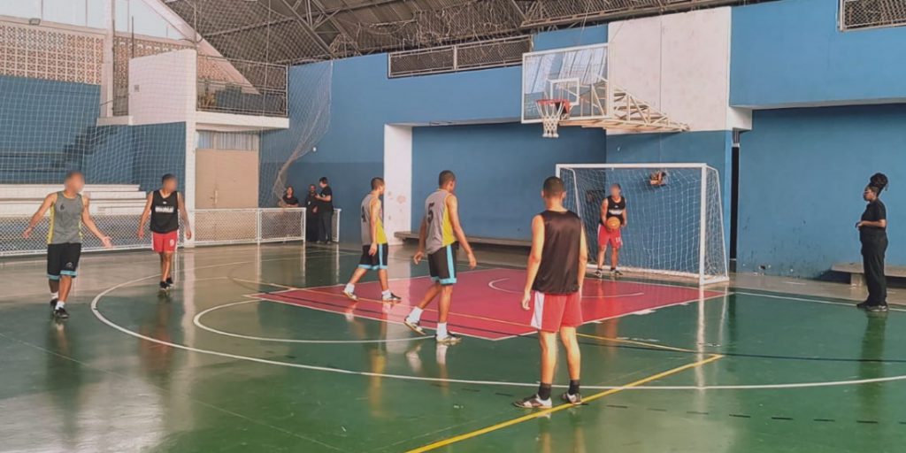 Pessoas jogando basquete 3x3 no Ibirapuera - Esportes para se