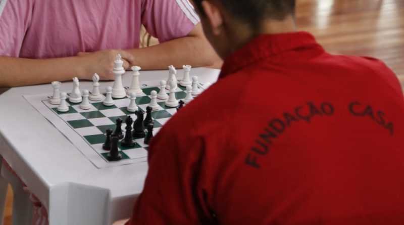 Primeiro dia de Torneio de Xadrez reúne crianças e jovens de