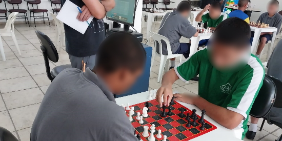 Jovens do CASA Juquiá jogam com Grande Mestre do xadrez – Fundação CASA