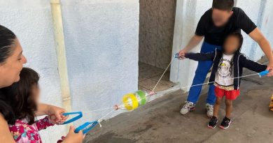 Jovens do CASA Bauru criam brinquedos de materiais recicláveis e doam às crianças