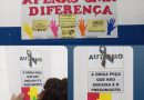 Montagem de fotos ilustra atividades desenvolvidas pelas adolescentes. No alto, um cartaz destaca a frase "Autismo não é doença, é apenas uma diferença". Nas duas imagens abaixo, as adolescentes fixam um cartaz com o símbolo do autismo, que é um quebra cabeça encaixado nas cores vermelha, amarela, azul e verde.