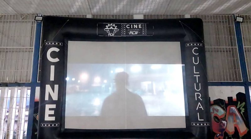 Fotografia retrata telão do cine cultural dentro da quadra poliesportiva da Fundação CASA.