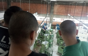 Foto mostra jovens no piso superior do Instituto, observando, embaixo, máquinas de um dos cursos oferecidos Foto mostra jovens no piso superior do Instituto, observando, embaixo, máquinas de um dos cursos oferecidos