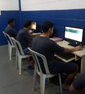 Fotografia registra jovens mexendo em computadores