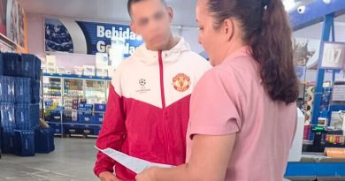 Jovem em medida socioeducativa interage com colaboradora de supermercado durante entrega de currículos.