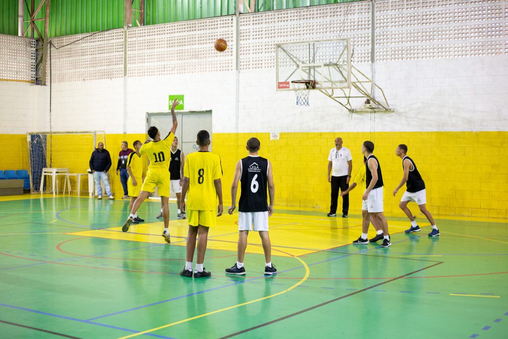 Jovens em quadra disputam lance de basquete durante o torneio da Fundação CASA no ginásio do Ibirapuera.