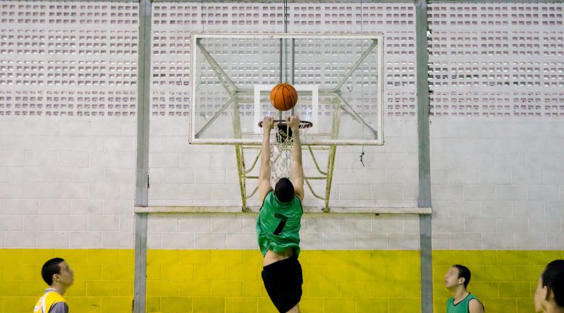 Adolescente da Fundação CASA realiza enterrada de basquete durante jogo do torneio estadual.