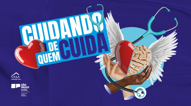 A imagem é um banner digital com fundo azul-escuro e uma composição visual que celebra o cuidado e a saúde, focando nos profissionais que cuidam do próximo. No centro da imagem, em destaque e com letras brancas grandes, está a frase "CUIDANDO DE QUEM CUIDA", com a palavra "CUIDANDO" em uma fonte mais robusta e "DE QUEM CUIDA" em uma fonte ligeiramente menor. A palavra "QUEM" está próxima a um coração vermelho tridimensional à esquerda, e a palavra "CUIDA" está posicionada logo abaixo de um elemento visual mais complexo à direita. Este elemento à direita é uma representação simbólica: um coração humano, metade vermelho e metade em um tom de pele marrom, está inserido em um par de mãos que se estendem para cima. As mãos têm tonalidades de pele variadas, sugerindo diversidade. Flanqueando o coração e as mãos, há um par de asas brancas abertas, que dão a impressão de proteção ou elevação. Um estetoscópio azul-claro serpenteia pela imagem, conectando visualmente o coração esquerdo, passando pelo centro e terminando com a parte do diafragma próxima às mãos e ao coração-cérebro alado. No canto inferior esquerdo, há logos em branco: o logotipo da Fundação CASA, com seu design característico, e abaixo dele, o brasão do Governo do Estado de São Paulo com a inscrição "SÃO PAULO GOVERNO DO ESTADO" e "Secretaria da Justiça e Cidadania".