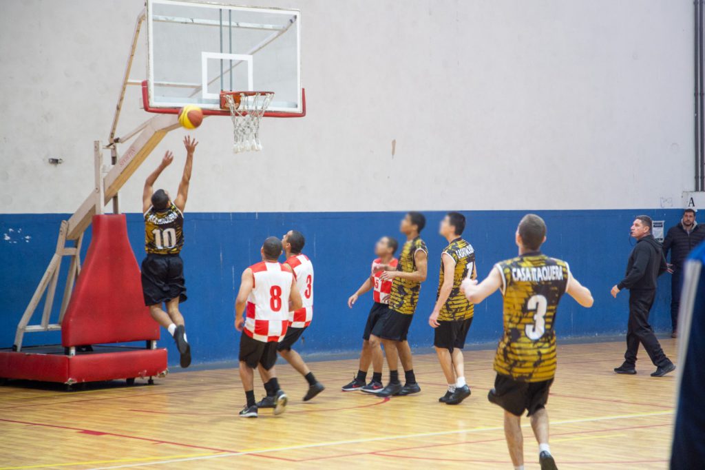 Equipe masculina do CASA Itaquera disputa jogada decisiva durante a final do VIII Torneio Estadual de Basquetebol.