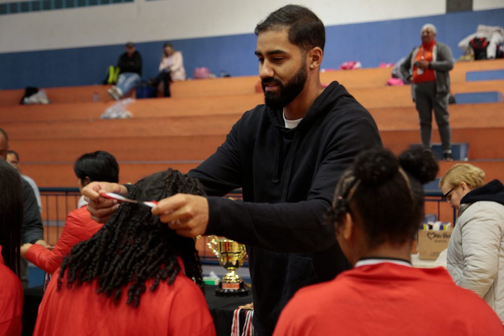 Atleta Rafael Paulichi, ex-jogador do Vasco da Gama, participa da cerimônia de premiação e entrega medalhas aos adolescentes em medida socioeducativa durante as finais do Torneio Estadual de Basquete da Fundação CASA.